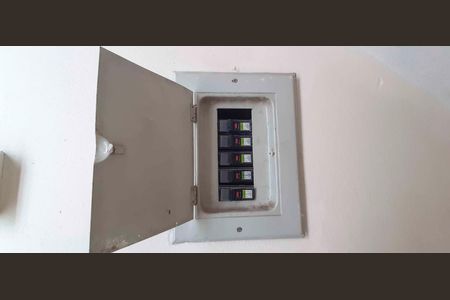 Casa à venda com 300m², 2 quartos e 2 vagasQuadro de Luz 2