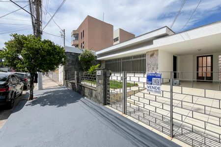 Casa à venda com 174m², 3 quartos e 2 vagasFachada + plaquinha