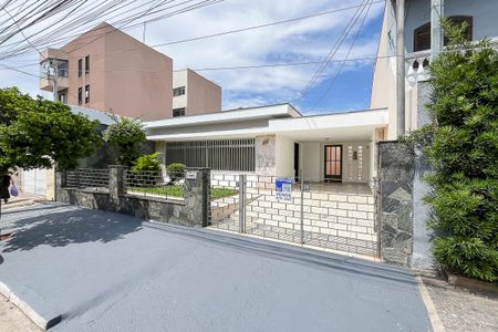 Casa à venda com 174m², 3 quartos e 2 vagasFachada + plaquinha