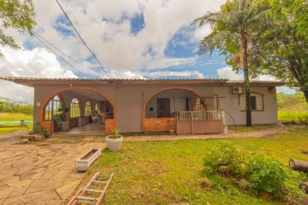 Casa à venda com 200m², 3 quartos e 2 vagas Casa à venda com 200m², 3 quartos e 2 vagasFachada