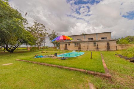 Casa à venda com 200m², 3 quartos e 2 vagas Casa à venda com 200m², 3 quartos e 2 vagasÁrea externa/Piscina