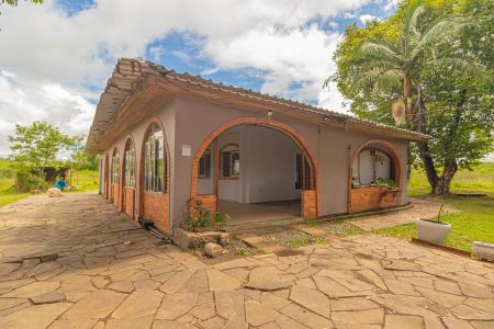 Casa à venda com 200m², 3 quartos e 2 vagas Casa à venda com 200m², 3 quartos e 2 vagasFachada