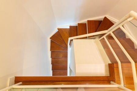 Apartamento à venda com 70m², 2 quartos e 2 vagas Apartamento à venda com 70m², 2 quartos e 2 vagasEscadas