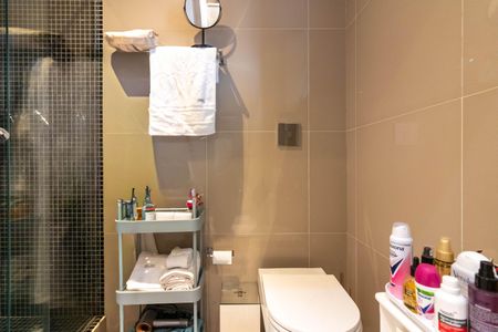 Apartamento à venda com 70m², 2 quartos e 2 vagas Apartamento à venda com 70m², 2 quartos e 2 vagasBanheiro da Suíte