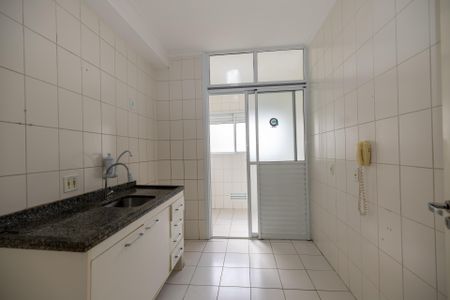 Cozinha de apartamento para alugar com 2 quartos, 55m² em Jardim Tupanci, Barueri