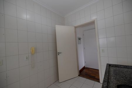 Cozinha de apartamento para alugar com 2 quartos, 55m² em Jardim Tupanci, Barueri