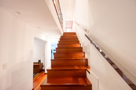 Casa à venda com 128m², 3 quartos e 2 vagasEscadas