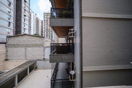 Apartamento à venda com 77m², 2 quartos e 1 vagaÁrea de Serviço Vista