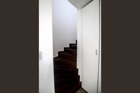 Escadas de casa de condomínio para alugar com 3 quartos, 140m² em Itapuã, Salvador