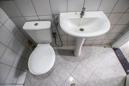 Banheiro de casa de condomínio para alugar com 3 quartos, 140m² em Itapuã, Salvador