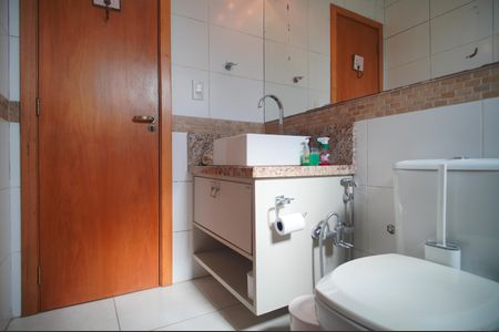 Casa de condomínio à venda com 124m², 3 quartos e 2 vagasBanheiro da Suíte