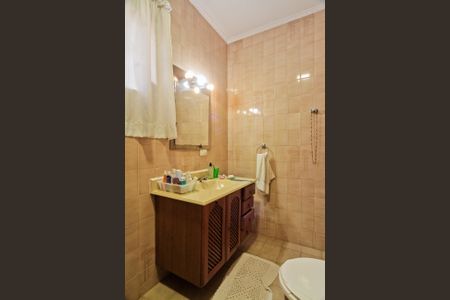 Casa à venda com 346m², 5 quartos e 3 vagas Casa à venda com 346m², 5 quartos e 3 vagasBanheiro da Suíte 1