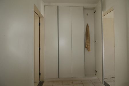 Casa de condomínio para alugar com 97m², 2 quartos e 1 vagaArmarios corredor