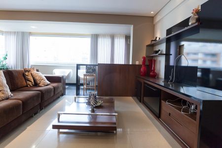 Apartamento à venda com 140m², 4 quartos e 3 vagas Apartamento à venda com 140m², 4 quartos e 3 vagasSala de TV