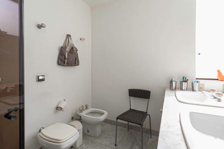 Casa à venda com 561m², 3 quartos e 4 vagasBanheiro da suíte 2