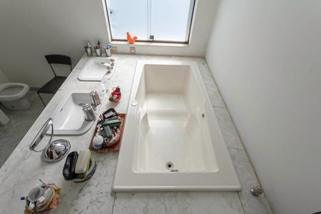 Casa à venda com 561m², 3 quartos e 4 vagasBanheiro da suíte 2