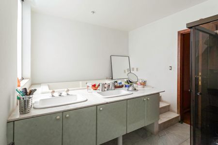 Casa à venda com 561m², 3 quartos e 4 vagasBanheiro da suíte 2