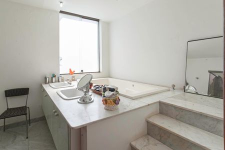 Casa à venda com 561m², 3 quartos e 4 vagasBanheiro da suíte 2