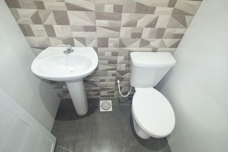 Casa para alugar com 100m², 2 quartos e 2 vagas Casa para alugar com 100m², 2 quartos e 2 vagasBanheiro Social 2