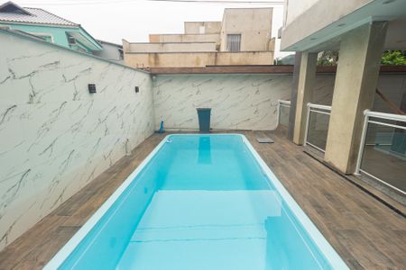 Casa para alugar com 100m², 2 quartos e 2 vagas Casa para alugar com 100m², 2 quartos e 2 vagasPiscina