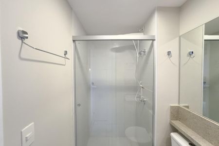 Banheiro de kitnet/studio para alugar com 1 quarto, 28m² em Pinheiros, São Paulo
