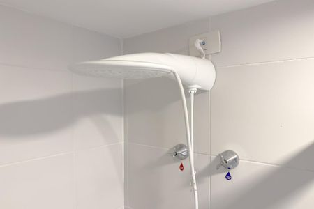 Banheiro de kitnet/studio para alugar com 1 quarto, 28m² em Pinheiros, São Paulo