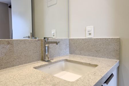 Banheiro de kitnet/studio para alugar com 1 quarto, 28m² em Pinheiros, São Paulo