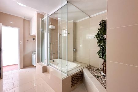 Casa à venda com 350m², 4 quartos e 4 vagas Casa à venda com 350m², 4 quartos e 4 vagasBanheiro da Suíte