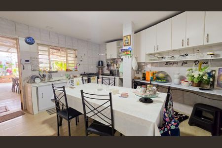 Casa à venda com 353m², 4 quartos e 4 vagas Casa à venda com 353m², 4 quartos e 4 vagasCopa