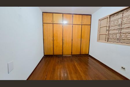 Casa à venda com 353m², 4 quartos e 4 vagas Casa à venda com 353m², 4 quartos e 4 vagasQuarto 1