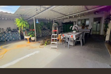 Casa à venda com 353m², 4 quartos e 4 vagas Casa à venda com 353m², 4 quartos e 4 vagasÁrea comum