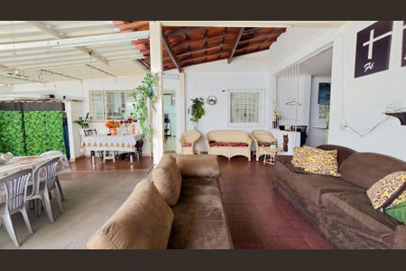 Casa à venda com 353m², 4 quartos e 4 vagas Casa à venda com 353m², 4 quartos e 4 vagasÁrea comum