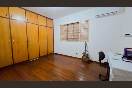 Casa à venda com 353m², 4 quartos e 4 vagas Casa à venda com 353m², 4 quartos e 4 vagasQuarto 1