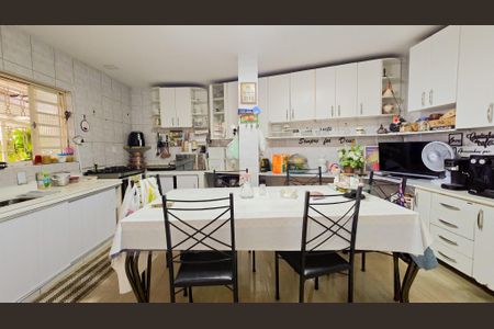 Casa à venda com 353m², 4 quartos e 4 vagas Casa à venda com 353m², 4 quartos e 4 vagasCopa