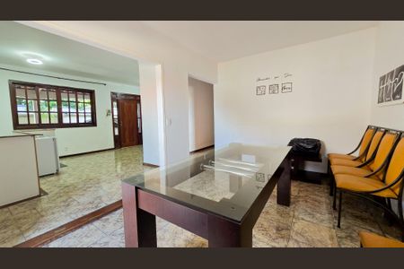 Casa à venda com 353m², 4 quartos e 4 vagas Casa à venda com 353m², 4 quartos e 4 vagasSala