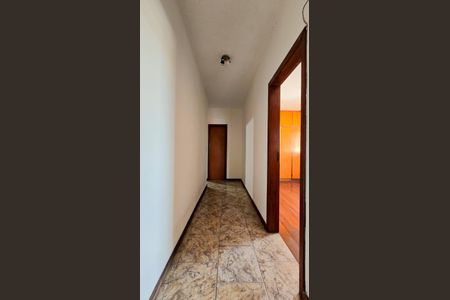 Casa à venda com 353m², 4 quartos e 4 vagas Casa à venda com 353m², 4 quartos e 4 vagasCorredor