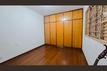 Casa à venda com 353m², 4 quartos e 4 vagas Casa à venda com 353m², 4 quartos e 4 vagasQuarto 1