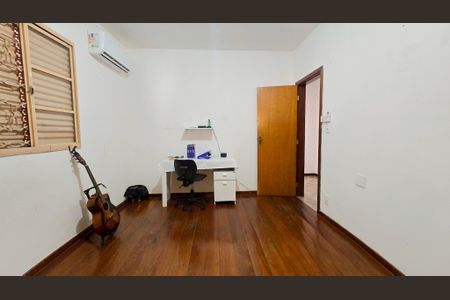 Casa à venda com 353m², 4 quartos e 4 vagas Casa à venda com 353m², 4 quartos e 4 vagasQuarto 1