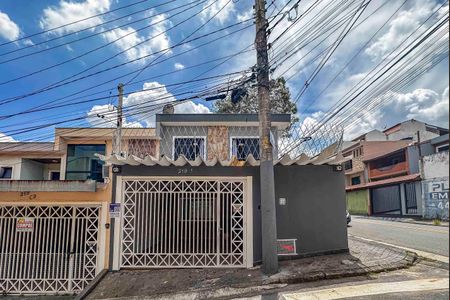 Casa à venda com 108m², 3 quartos e 2 vagas Casa à venda com 108m², 3 quartos e 2 vagasFachada