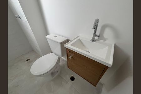 Apartamento para alugar com 37m², 2 quartos e sem vaga Apartamento para alugar com 37m², 2 quartos e sem vagaBanheiro social