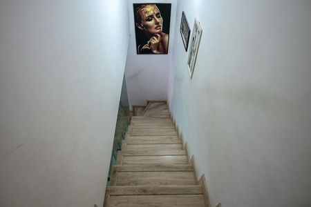 Casa à venda com 79m², 2 quartos e 2 vagasEscada