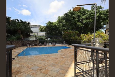 Apartamento para alugar com 70m², 2 quartos e 2 vagasÁrea comum - Piscina