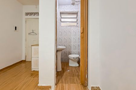 Banheiro de kitnet/studio para alugar com 1 quarto, 28m² em Liberdade, São Paulo