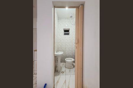 Banheiro de kitnet/studio para alugar com 1 quarto, 28m² em Liberdade, São Paulo