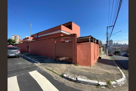 Casa à venda com 160m², 3 quartos e 2 vagas Casa à venda com 160m², 3 quartos e 2 vagasFachada