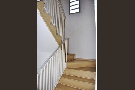 Casa à venda com 400m², 3 quartos e 2 vagas Casa à venda com 400m², 3 quartos e 2 vagasDetalhe - Escada Quartos