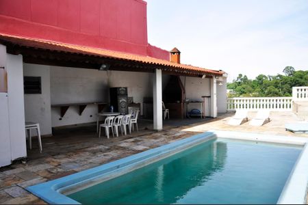 Casa à venda com 400m², 3 quartos e 2 vagas Casa à venda com 400m², 3 quartos e 2 vagasPiscina