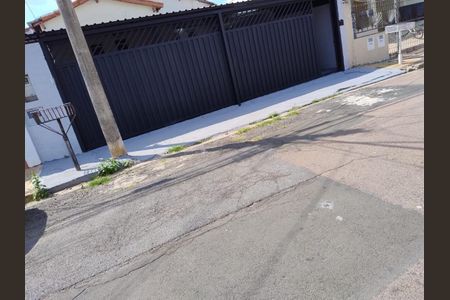 Casa à venda com 132m², 5 quartos e 4 vagas Casa à venda com 132m², 5 quartos e 4 vagasFrente da casa