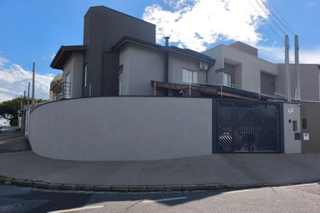 Casa à venda com 230m², 3 quartos e 2 vagasFachada