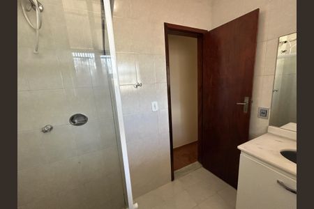 Casa para alugar com 130m², 3 quartos e 10 vagasBanheiro 1